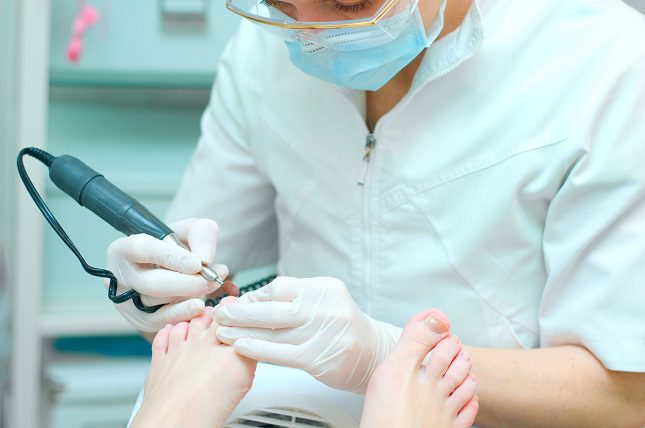 Puede que no te muerdas las uñas ni las pieles, que no te hayas cortado ni hecho la manicura o pedicura y aún así tengas un uñero
