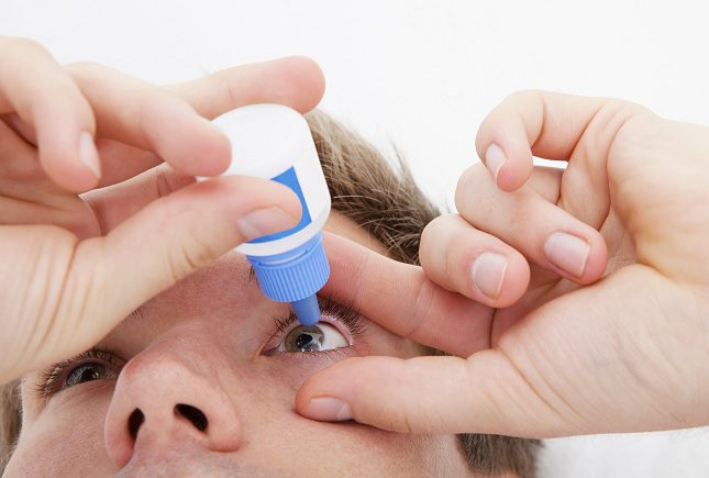Los usuarios de lentes de contacto deberán limpiarse bien las manos siempre antes de ponerse las lentillas