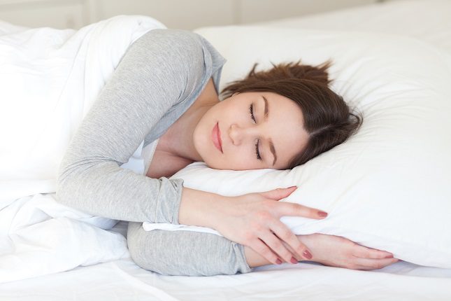Intenta minimizar el uso de la cama para otras actividades como mirar la televisión o el teléfono