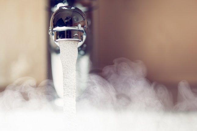 Un baño de agua caliente te puede ayudar a relajar el dolor de migrañas
