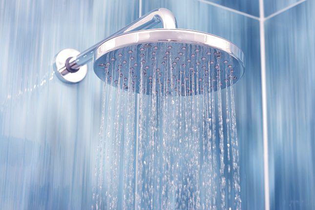 En un baño de agua caliente tus músculos no se contraen y los dolores pueden disminuir