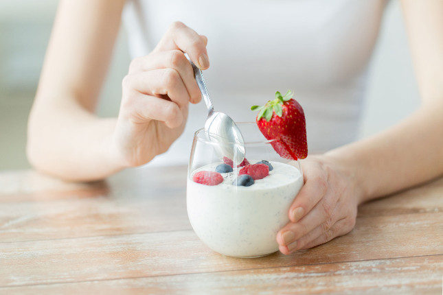 Alimentos probióticos como el yogur sirven de ayuda contra las manchas rojas