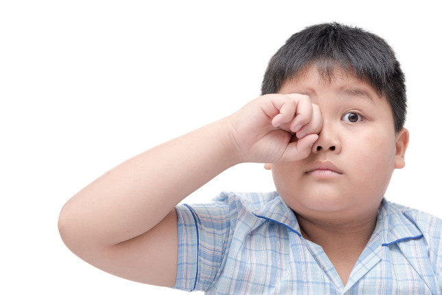 Aunque es muy difícil no rascarse el ojo, los niños deben evitar tocar el ojo