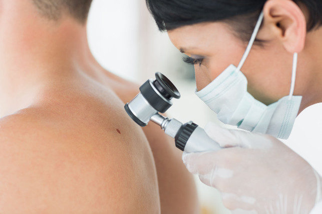 Hay varios tipos de biopsia, desde raspar la piel, hasta la cirugía