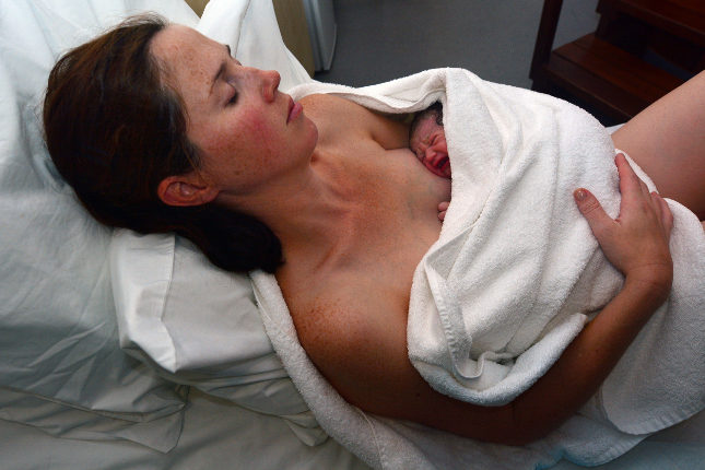 La violencia obstétrica puede ser llevada a cabo por profesionales sanitarios, pero también por la familia de la madre