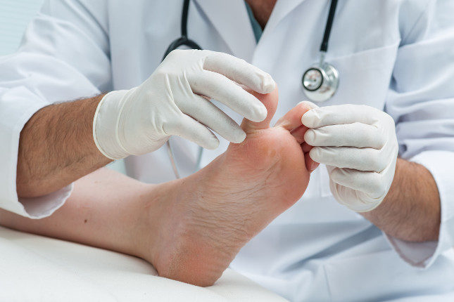 Si notas dolor en el dedo y sospechas que pueda ser un uñero, acude al médico