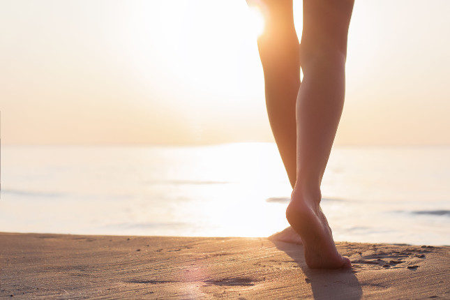 Los paseos por el mar o remojar los pies en agua salada nos añudará a curar el uñero