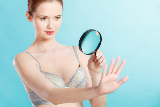 Una mancha que aparece debajo de las uñas que va creciendo longitudinalmente puede tratarse de un melanoma