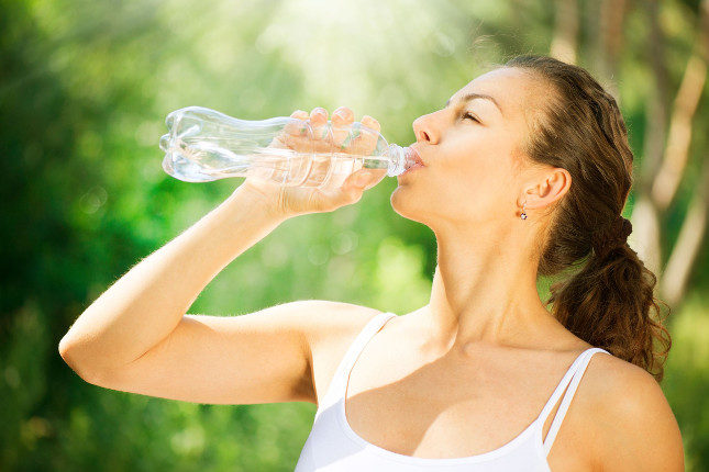 Bebe mucha agua para hidratar tu cuerpo por dentro