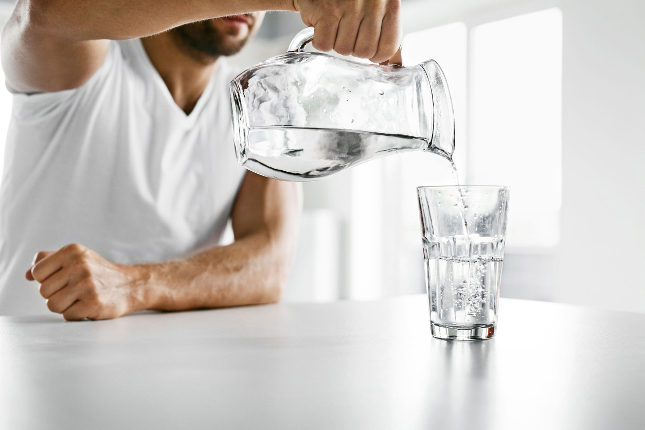 Una buena dieta nos debe animar a consumir mucho líquido