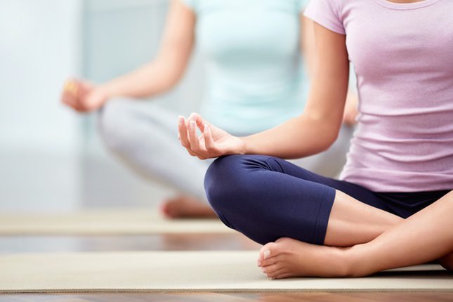 El yoga combina práctica física, espiritual y mental