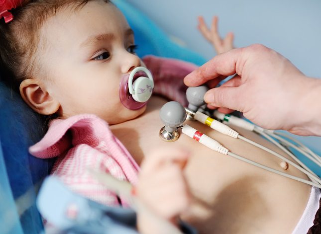 Las razones por las que se le pide a una persona que se haga un electrocardiograma pueden ser varias
