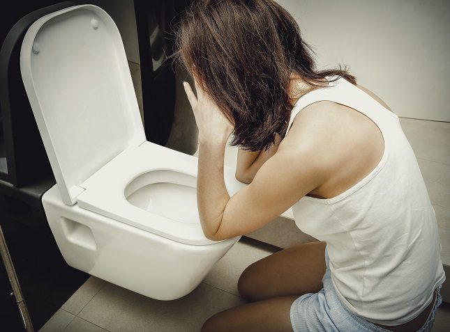 La bulimia puede llegar a causar síntomas tanto físicos como psicológicos