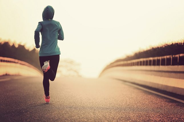No dudes en salir a correr o montar en bici y ejercitarte para quemar calorías
