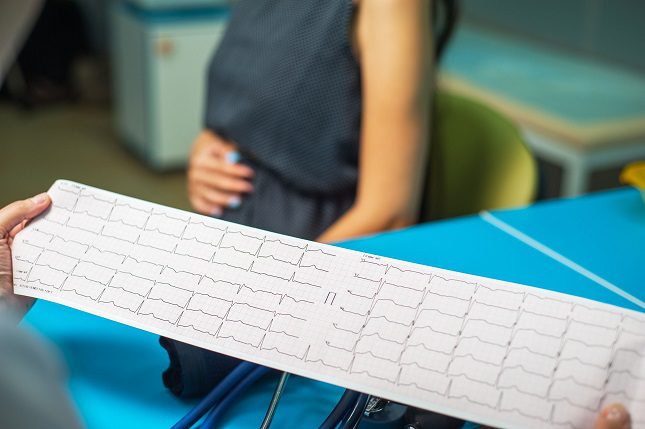 El examen es indoloro aunque en ocasiones pueden producirse reacciones alérgicas en la piel