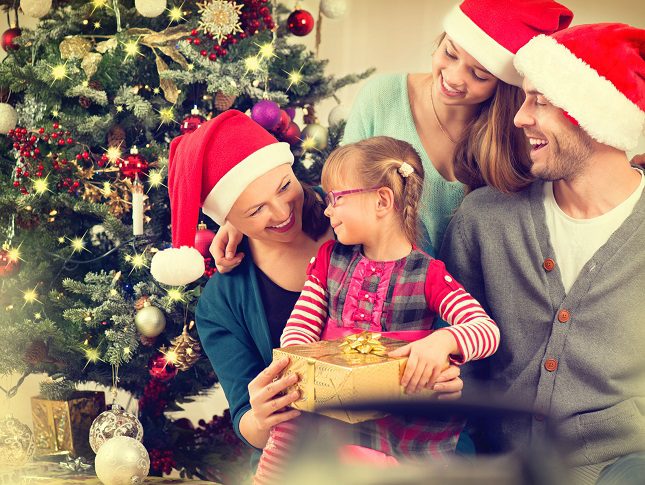 Disfrazarse y hacer una fiesta con la temática de estas fechas es una buena opción para pasar la navidad en casa