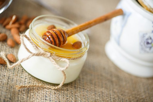 El yogur griego es un alimento saludable que contiene mas proteínas, carbohidratos y grasas saludables que cualquier yogur normal