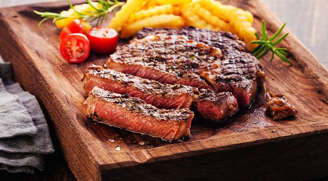 Las dietas que aconsejan comer solamente carne pueden llegar a tener diversas consecuencias para nuestra salud