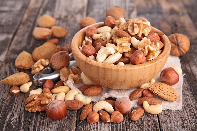 Los frutos secos son otro de los alimentos que no pueden faltar nunca en tu dieta diaria
