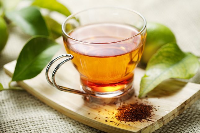 Tanto el té verde como el negro están hechos de un arbusto llamado Camellia Sinesis