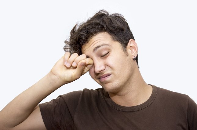 Cuando tus ojos empiezan a estar un poco irritados es seguro que de forma inconsciente te los frotas para aliviar esa sensación