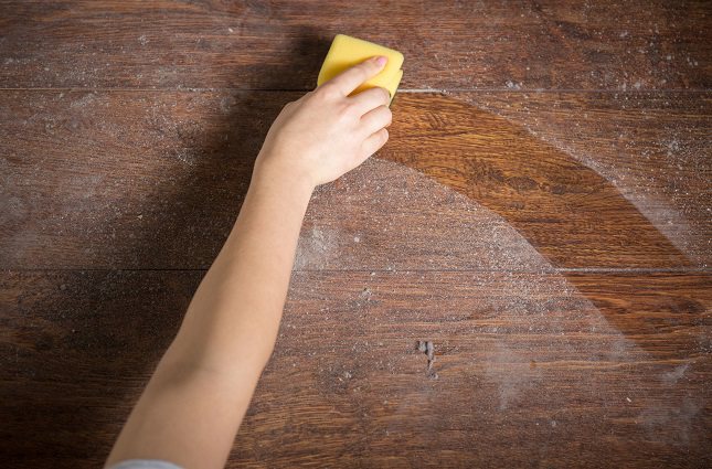 Tener a mano toallas desinfectantes es una buena opción para limpiar el teclado antes de usarlo
