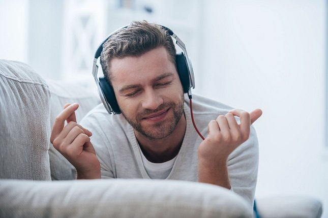 Para evitar futuros problemas de salud, se aconseja el escuchar la música por debajo de los 85 decibelios