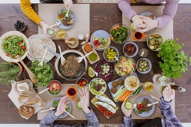 Lo ideal es empezar poniendo menos cantidad de comida en el plato