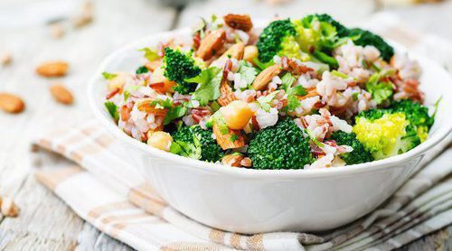 Cómo debes comer una ensalada para bajar de peso