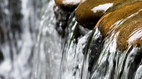 Qué es el agua cruda y por qué no debes tomarla