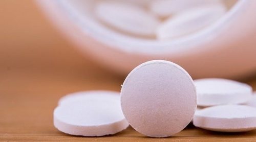 ¿Es malo tomar ibuprofeno con el estómago vacío?