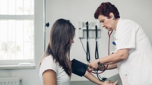 Por qué tienes la tensión baja y las pulsaciones altas