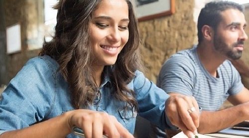 ¿Es bueno saltarse la cena para adelgazar?